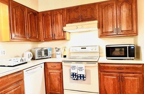 West Chester Casa | Ocean Palace -12 Guests-close to I-75,VOA park,W&S Tennis Tournament,King Island