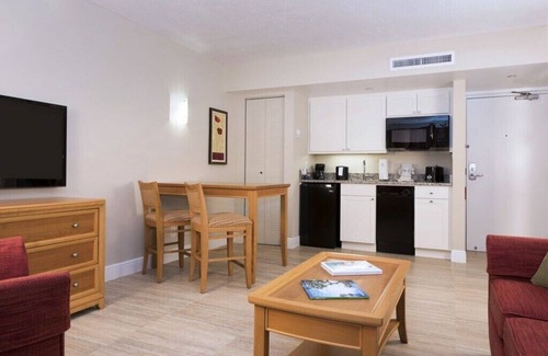 Fort Myers Beach Complejo | Ocean/Pool View 703- Relax and recharge at Fort Myers Beach