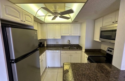 Ormond Shores Estates Condominio | OCEAN & POOL VIEW 2/2 CONDO IN ORMOND BEACH FL COMFORTABLE W/CABLE & WIFI, WOW !