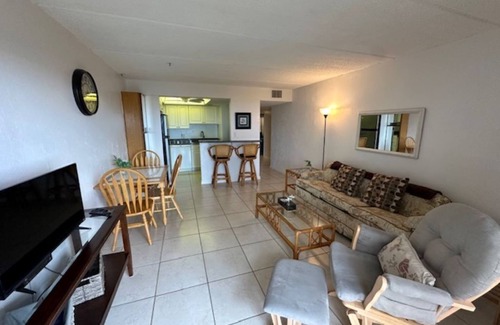 Ormond Shores Estates Condominio | OCEAN & POOL VIEW 2/2 CONDO IN ORMOND BEACH FL COMFORTABLE W/CABLE & WIFI, WOW !