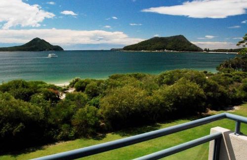 Nelson Bay Apartamento | Ocean Shores 12 Waterfront Unit with Sensational Water Views WiFI and Air Conditioning