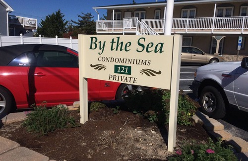 Ship Bottom Condominio | Lado del océano, condominio de 2 pisos, tercero de la playa con un patio cercado.