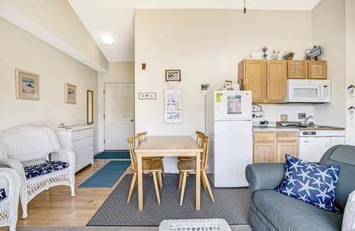 Bethany Beach Condominio | Ocean Side of Coastal Hwy efficiency condo w/ kitchenette and central AC