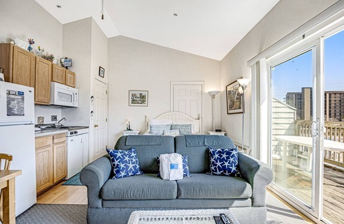 Bethany Beach Condominio | Ocean Side of Coastal Hwy efficiency condo w/ kitchenette and central AC
