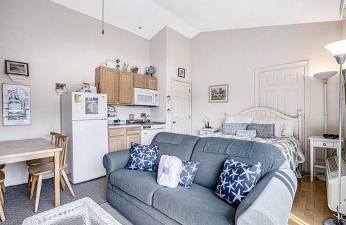 Bethany Beach Condominio | Ocean Side of Coastal Hwy efficiency condo w/ kitchenette and central AC
