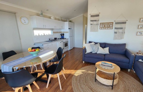 Apollo Bay Cabina | Ocean Sunrise Cabin Apollo Bay - in popular caravan park with lovely ocean views