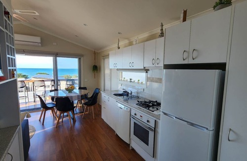 Apollo Bay Cabina | Ocean Sunrise Cabin Apollo Bay - in popular caravan park with lovely ocean views