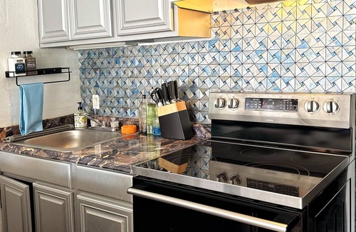 Makaha Apartamento | Ocean Sunset Retreat on West Oahu w/artist studio. 5 minutes to the pure ocean!