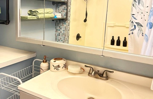 Makaha Apartamento | Ocean Sunset Retreat on West Oahu w/artist studio. 5 minutes to the pure ocean!