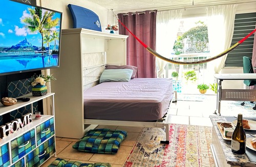 Makaha Apartamento | Ocean Sunset Retreat on West Oahu w/artist studio. 5 minutes to the pure ocean!