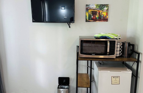 Stewart Town Apartamento | Ocean Tropical Escape Studio. Centrally located near restaurants & attractions