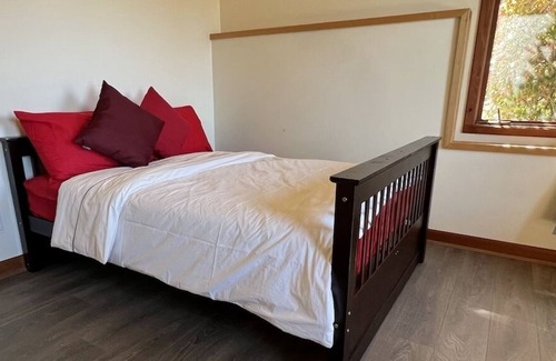Gibsons Casa | Ocean View 2-bedroom Suite in Sunshine Coast House