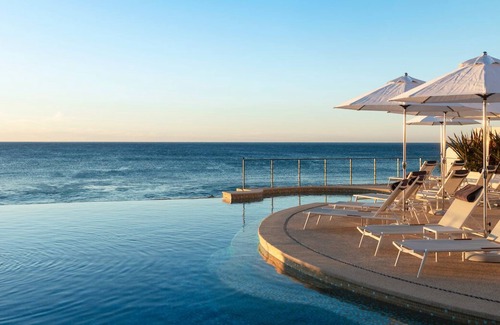 Buzzards Condominio | Ocean View 2bd Penthouse at the Beachfront Flats.