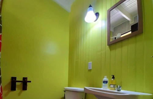 Gales Point Apartamento | Ocean View Beachfront Purple Cabana 1, AC, Wi-Fi, Swm Pool Access...