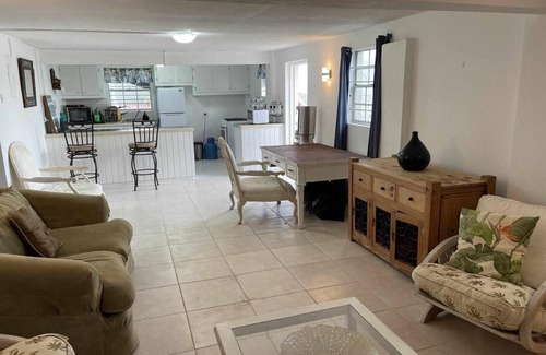 Rock Hall Apartamento | Ocean view, breezy 2-Bedroom Apt by the cliff