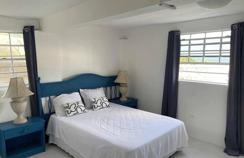 Rock Hall Apartamento | Ocean view, breezy 2-Bedroom Apt by the cliff