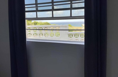 Rock Hall Apartamento | Ocean view, breezy 2-Bedroom Apt by the cliff