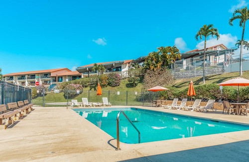 Honalo Condominio | Ocean-view condo in great location with outdoor pool, sports courts, & lanai