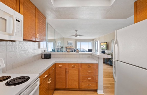 South Oceanside Condominio | Ocean-view condo with private deck, washer/dryer, fireplace, & easy beach access