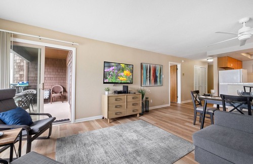 South Oceanside Condominio | Ocean-view condo with private deck, washer/dryer, fireplace, & easy beach access