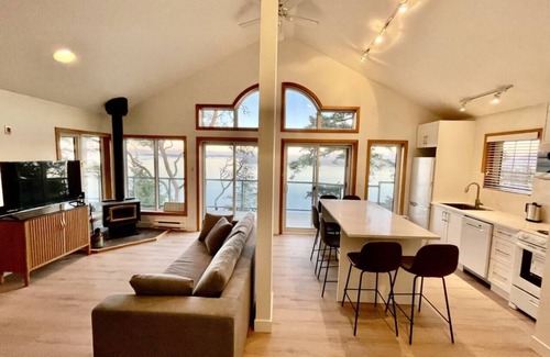 Pender Island Cabina | Ocean View Cottage at Sahhali on the Bluffs