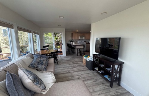 Depoe Bay Cabaña | Ocean view cottage with hot tub