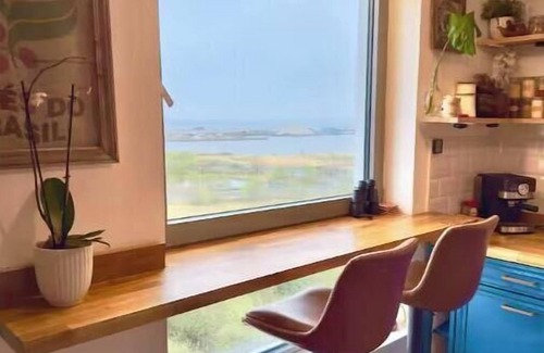Newhaven Condominio | Ocean view flat with cozy vibes