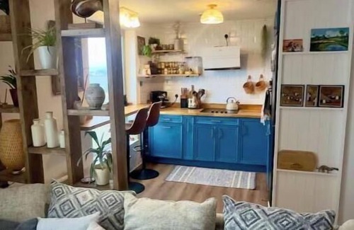 Newhaven Condominio | Ocean view flat with cozy vibes