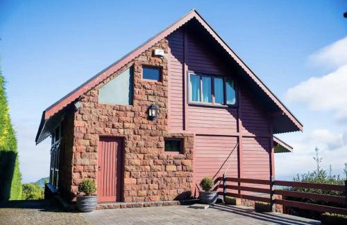 Santo da Serra Chalet De Esquí | Ocean View Garden Retreat by the Golf Course