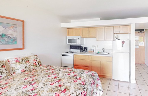 Maunaloa Apartamento | Ocean View, Ground-Floor Condo w/ Lanai, WiFi, Shared Pool - Walk to Beach