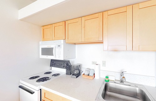 Maunaloa Apartamento | Ocean View, Ground-Floor Condo w/ Lanai, WiFi, Shared Pool - Walk to Beach