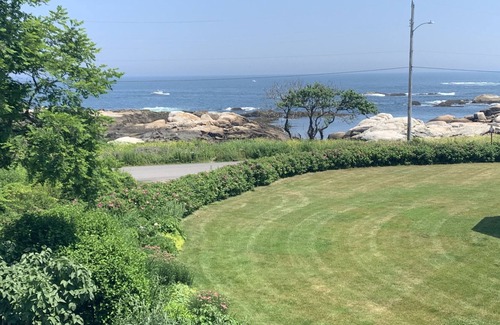 Biddeford Pool Casa | Ocean Home en Biddeford Pool con cuartos de invitados separados por un total de 4 dormitorios / 2. 5 BA.