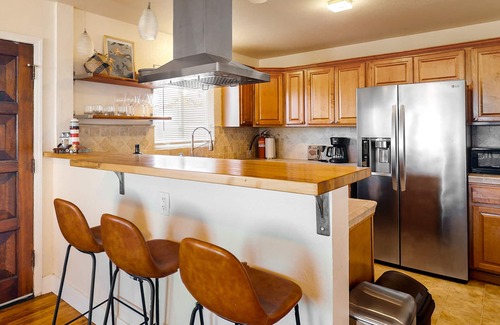 Seaside Casa | Ocean-view home in great location with backyard deck, grill, streaming, & W/D