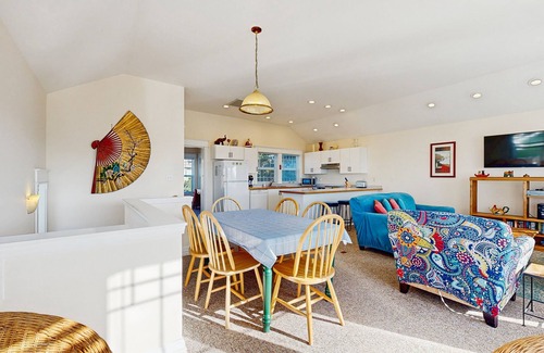 Newport Casa | Ocean view homes with hot tubs, enclosed yard, fireplace - 1 block to the beach