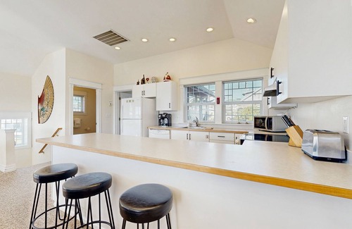 Newport Casa | Ocean view homes with hot tubs, enclosed yard, fireplace - 1 block to the beach