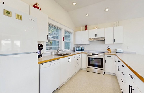 Newport Casa | Ocean view homes with hot tubs, enclosed yard, fireplace - 1 block to the beach