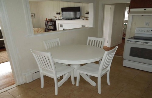 Little Compton Casa | Linda cabaña del cabo con vista al mar y enorme, patio privado. Ducha exterior 2BR 2BA