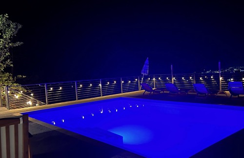 Estate Bellevue Casa | Super familiar amable! Vistas al mar desde todas partes y increíble piscina!