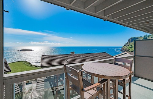 Otter Rock Apartamento | Ocean-View Loft with Kitchen & Balcony