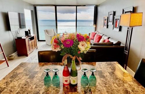 North Pacific Beach Apartamento | Ocean View Luxury Condo Oceanfront and Pool