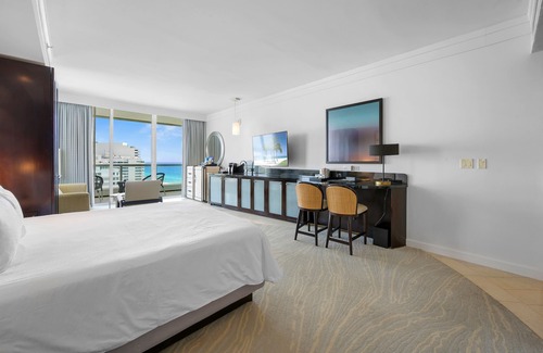 Mid Beach Hotel | Estudio de lujo con vista al mar en Sorrento en el hotel Fontainebleau en Miami Beach