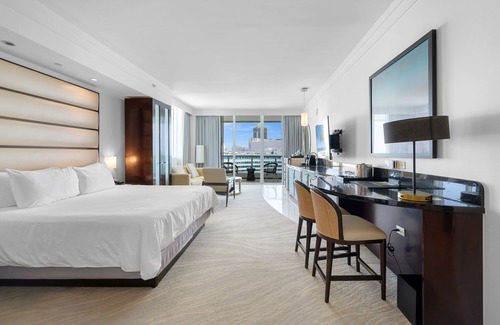 Mid Beach Hotel | Estudio de lujo con vista al mar en Sorrento en el hotel Fontainebleau en Miami Beach
