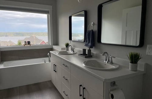 Campbell River Casa | Ocean View Oasis