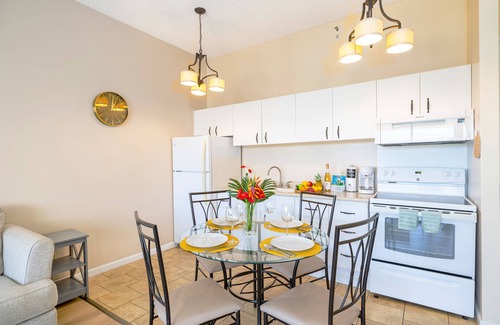 Western Honolulu Condominio | Ocean View Oasis with Free Parking: A Waikiki Gem!