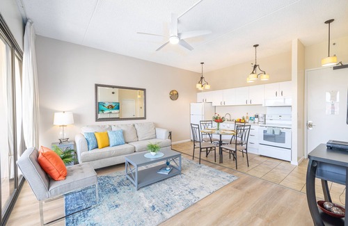 Western Honolulu Condominio | Ocean View Oasis with Free Parking: A Waikiki Gem!