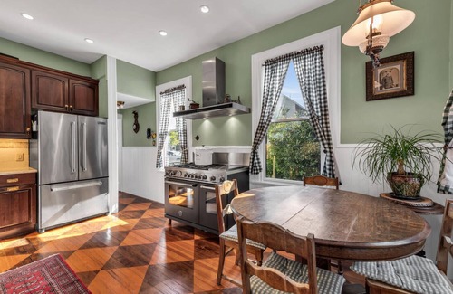 Ocean Grove Casa | Ocean View, Pathway Situated, Large Wrap Around Porch, Private Parking!