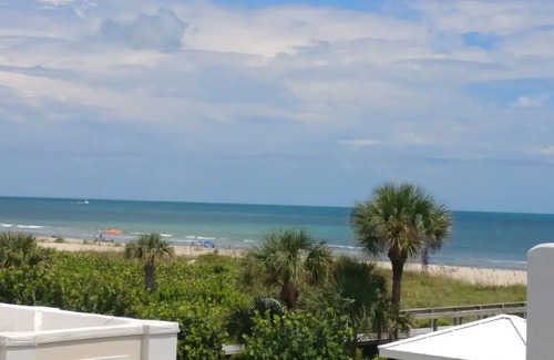 Cape Caneveral Beach Gardens Condominio | Ocean View Penthouse with Private Beach!