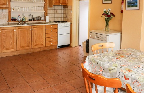 Ardnatrush Cabaña | OCEAN VIEW, pet friendly, with open fire in Skibbereen, County Cork
