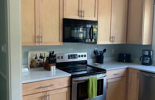 York Harbor Condominio | Ocean View Steps Away from York Harbor Beach! Now booking Fall 2025!