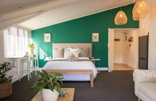 Hermanus City-Centre Apartamento | Ocean-View Studio Apartment, Hermanus Waterfront - Apt 8